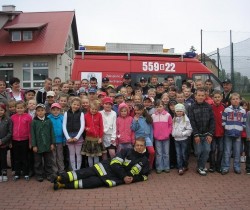 Strażacy Ochotnicy  ze Strzepcza i z Lini  wśród dzieci i młodzieży  maj 2010