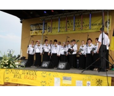 Występ chóru na V Festiwalu Kultury Kaszubskiej w Strzepczu