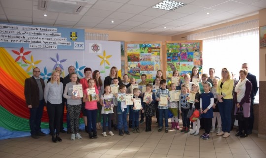 Podsumowanie gminnych konkursów plastycznych pt. "Zagrożenia wypadkowe w indywidualnych gospodarstwach ronych" oraz "25-lat PSP - Profesjonalni, Sprawni, Pomocni"