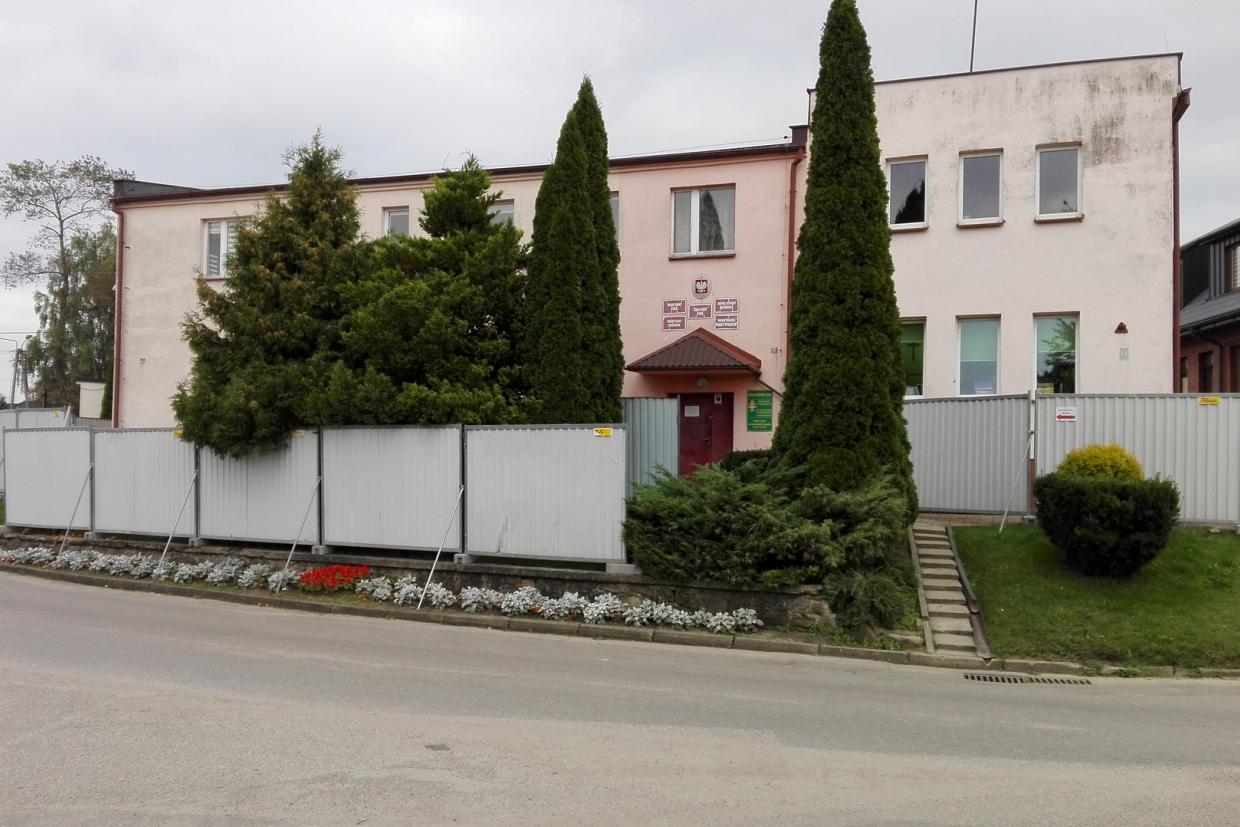 Uwaga utrudnienie! W związku z termomodernizacją Urzędu Gminy wejście do budynku dostępne od ul. Turystycznej