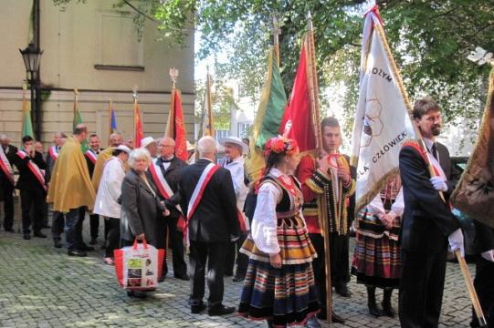 Korowód pszczelarzy ze sztandarami na Ogólnopolskich Dniach Pszczelarzy.