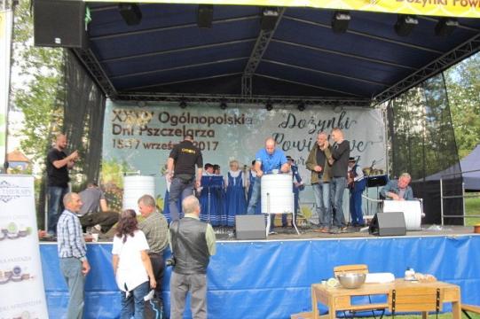 Scena z występem zespołu na Ogólnopolskich Dniach Pszczelarzy.