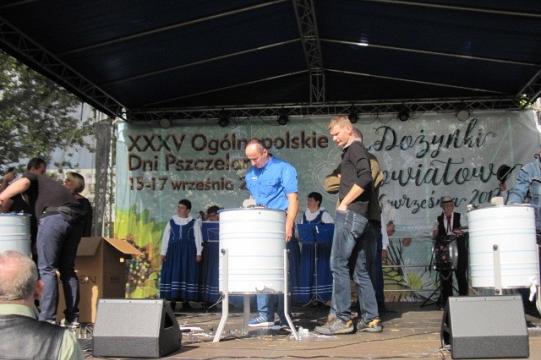 Prezentacja i nagrody na scenie Dni Pszczelarzy z dziećmi w uniformach i dorosłymi.