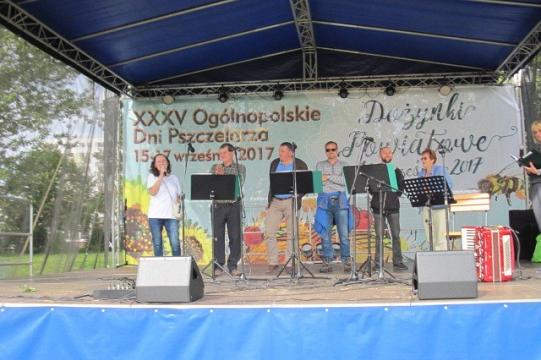 Scena z występującymi ludźmi na Ogólnopolskich Dniach Pszczelarzy Koszalin 2017.
