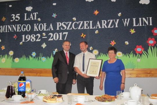 Uroczystość 35-lecia Koła Pszczelarzy w Lini z wręczeniem pamiątkowego dyplomu.