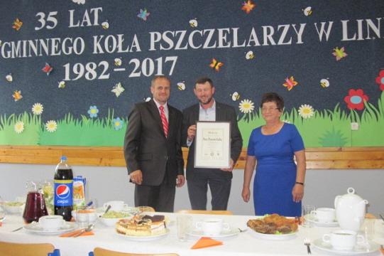 Trzy osoby na jubileuszu 35-lecia Koła Pszczelarzy w Lini.