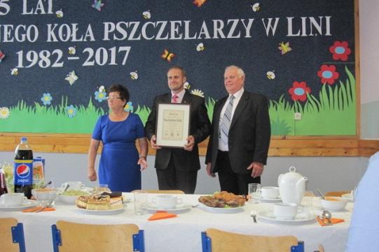 Wręczenie dyplomu podczas obchodów 35-lecia Koła Pszczelarzy w Linii.