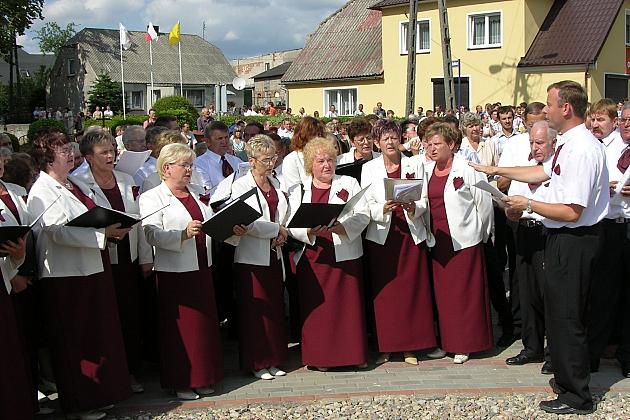 Chór Pięciolinia śpiewa na zewnątrz w tradycyjnych strojach.