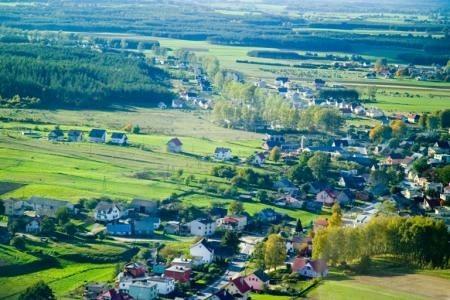 Malowniczy widok lotniczy na zieloną Gminę Linia, zabudowania i pola.