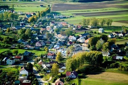 Widok z lotu ptaka na zieloną gminę Linia z domami i polami.