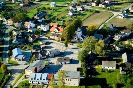 Lotniczy widok na wiejską zabudowę z zielenią w Gminie Linia.