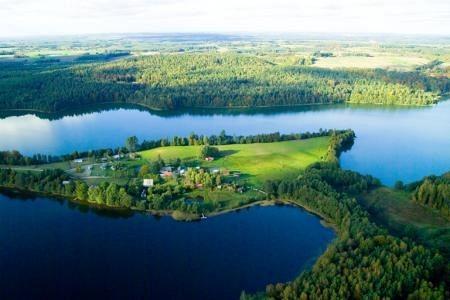 Lotniczy widok na Gminę Linia: jeziora, lasy, pola i nieliczne zabudowania.