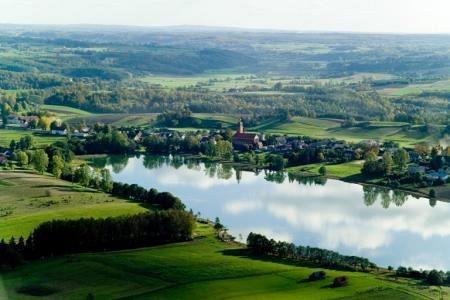Jezioro i zielone krajobrazy gminy Linia widziane z powietrza.