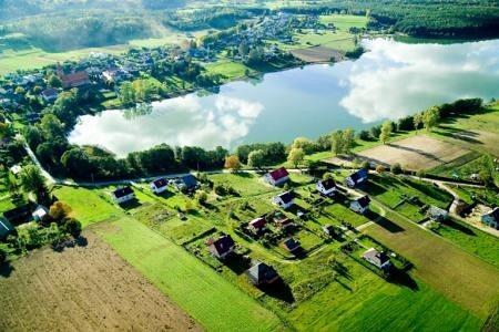 Malowniczy widok lotniczy na jeziora, pola, lasy i rozproszone zabudowania Gminy Linia.