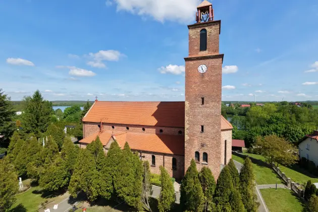 Widok z lotu ptaka na ceglany kościół w Lini.