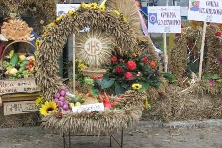 Wieniec dożynkowy ze słomy i kwiatów, charakterystyczna ozdoba święta plonów.