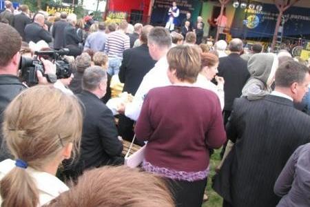 Tłum uczestników Dożynek Powiatowo-Gminnych 2007, zgromadzonych przed sceną.