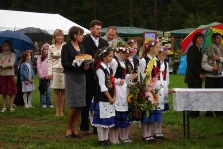 Dzieci w strojach regionalnych i dorośli podczas Dożynek Gminnych 2008.
