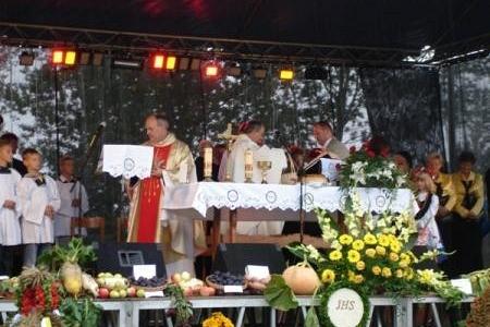 Msza dziękczynna na scenie podczas Dożynek Gminnych 2008.