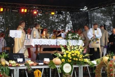 Msza dziękczynna podczas dożynek z księżmi i darami plonów.