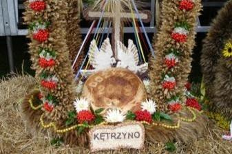 Dożynkowa dekoracja ze słomy, kwiatów i świec, upamiętniająca plony 2008 roku.