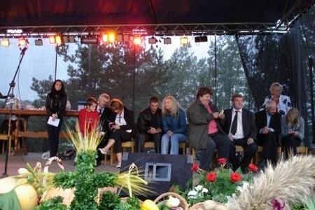 Scena z występującymi i plonami na Dożynkach Gminnych 2008.