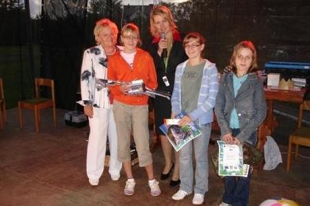 Kobiety i dziewczęta pozują z nagrodami podczas Dożynek Gminnych 2008.