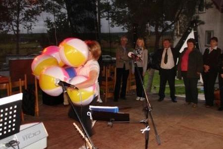 Osoba z żółtymi balonami na scenie podczas Dożynek Gminnych 2008, w tle publiczność.