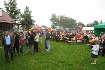 Uczestnicy dożynek gminnych 2008 na zielonej trawie w plenerze.