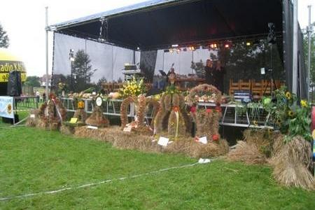 Scena plenerowa przygotowana na Dożynki 2008 z dekoracjami z siana i drewna.