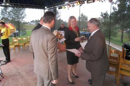 Prezentacja dokumentów lub nagród na scenie podczas Dożynek Gminnych 2008.
