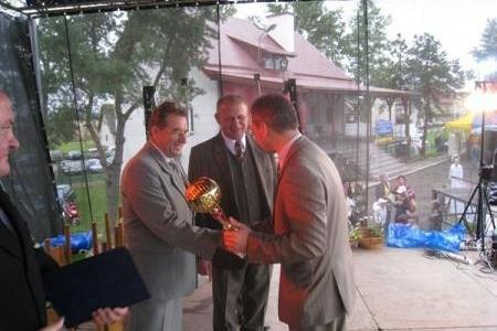 Wręczenie nagrody na scenie podczas Dożynek Gminnych 2008.