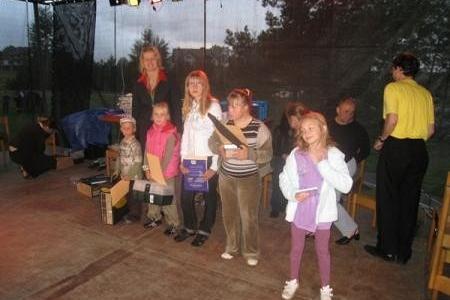 Uczestnicy Dożynek Gminnych 2008 pozują do zdjęcia wieczorem.