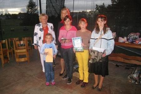 Grupa ludzi, w tym dziecko, z nagrodą na Dożynkach Gminnych 2008.
