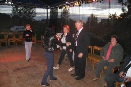 Spotkanie i uścisk dłoni podczas Dożynek Gminnych 2008.