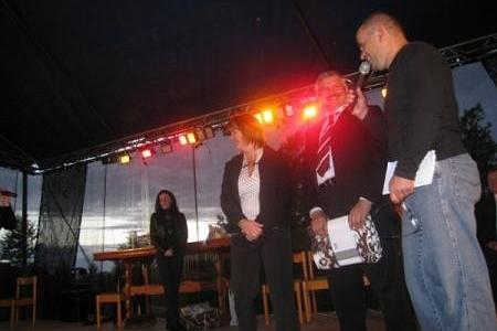Uczestnicy Dożynek Gminnych 2008 na scenie, jedna osoba przemawia do mikrofonu.