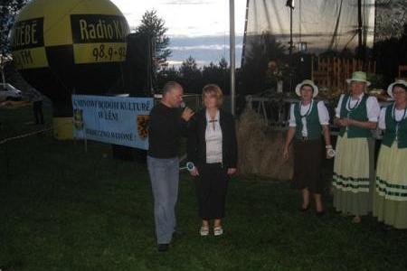 Cztery osoby pozują na tle żółtego balonu podczas Dożynek Gminnych 2008.