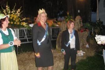 Trzy osoby w tym jedna w stroju ludowym podczas Dożynek Gminnych 2008 nocą.