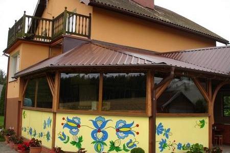 Dom wiejski z zadaszoną werandą ozdobioną grafikami Piękna Wieś 2008.