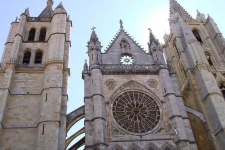 Gotycka katedra w Leonie z dwiema wieżami i rozetą na Drodze Francuskiej do Santiago.