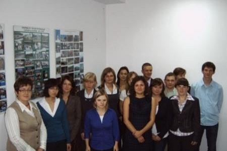 Grupa studentów i urzędników gminy podczas wręczania stypendiów.