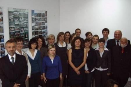 Grupa studentów i przedstawicieli samorządu pozuje do zdjęcia po wręczeniu stypendiów.
