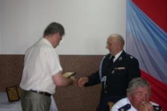 Oficjalna wymiana gratulacji lub odznaczeń podczas Zjazdu OSP.