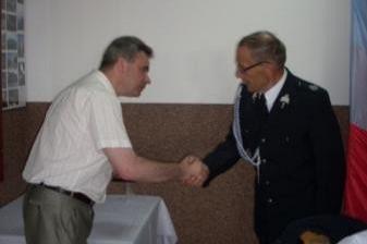 Uścisk dłoni i wręczenie pamiątki podczas Zjazdu OSP.