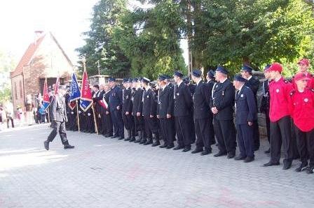 Uroczystość OSP Lewino: strażacy w szyku czekają na powitanie sztandaru.