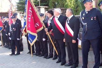 Strażacy OSP Lewino z honorowymi sztandarami na uroczystości.