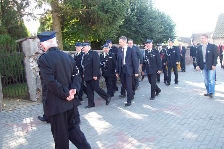 Strażacy OSP Lewino w galowych mundurach podczas uroczystości.