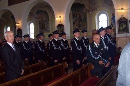 Uroczystość w kościele z udziałem strażaków OSP Lewino w galowych mundurach.