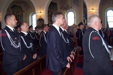 Strażacy OSP Lewino w mundurach na uroczystości w kościele.