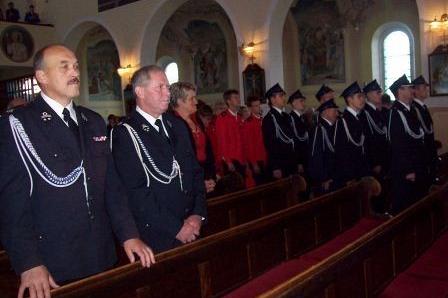 Członkowie OSP Lewino w mundurach galowych podczas kościelnej uroczystości sztandarowej.
